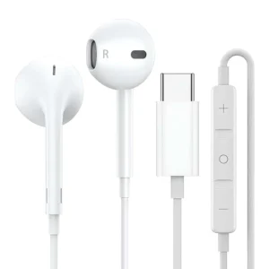 Audífonos EarPods blancos con conector USB-C sobre fondo blanco