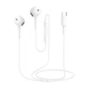 Audífonos EarPods blancos con conector USB-C sobre fondo blanco