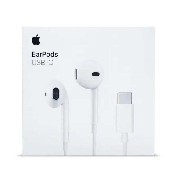 Audífonos EarPods blancos en su empaque original con conector USB-C sobre fondo blanco