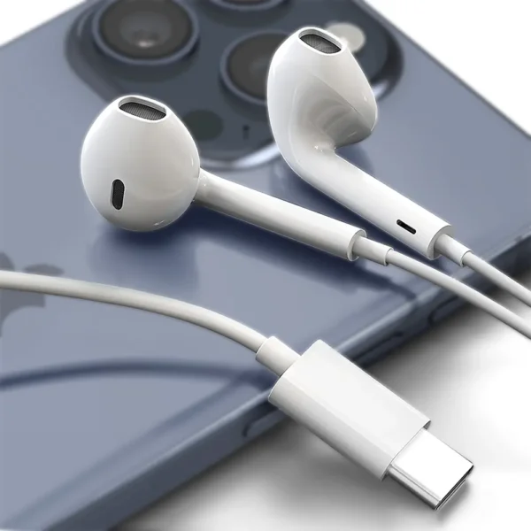 Audífonos EarPods blancos con conector USB-C sobre fondo blanco