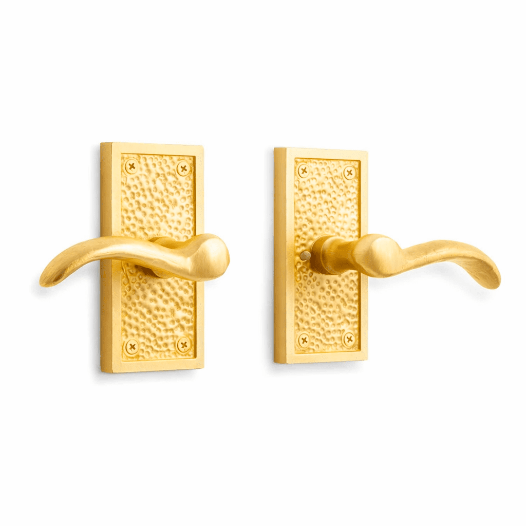 Manija Decorativa para Puerta con Placa Texturizada – Acabado Dorado Cepillado